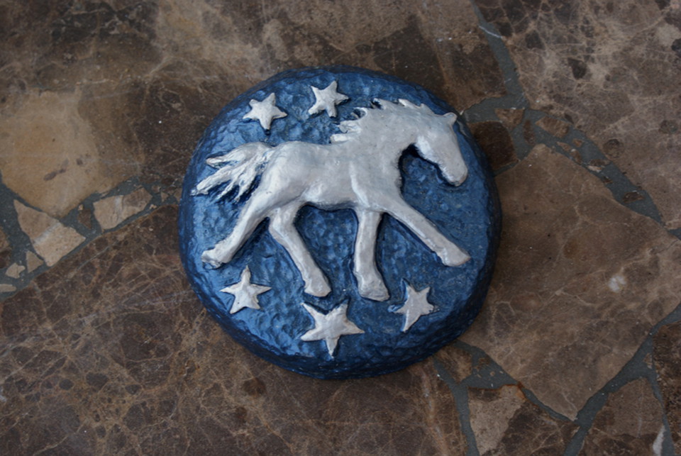 Horse Medallion with Sapphire/Silver Finish