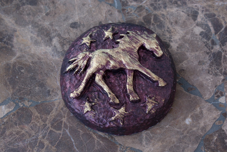 Horse Medallion with Black Cherry/Flash Gold Finish